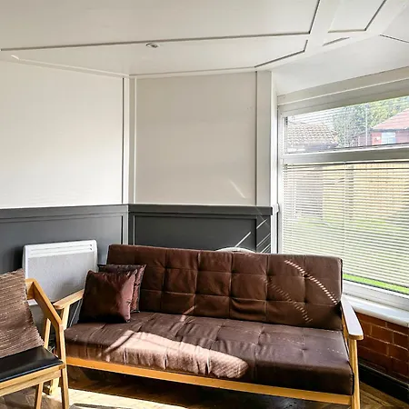 5Br Manchester Home Jacuzzi, Garden & Parking-2