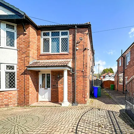 5Br Manchester Home Jacuzzi, Garden & Parking-3
